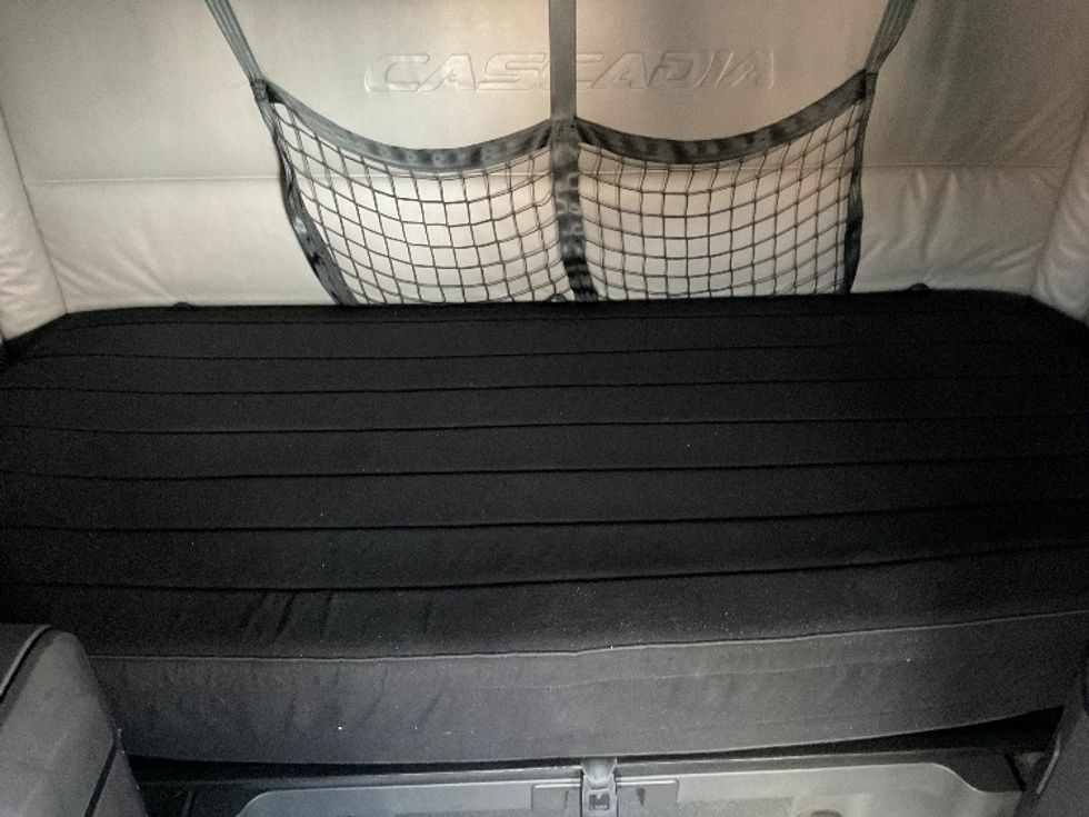 Sleeper Tractor-Heavy Duty Tractors-Freightliner-2022-T12664ST-Millville-NJ-530,802\n\t\tmiles-$ 66,000 - Image 16