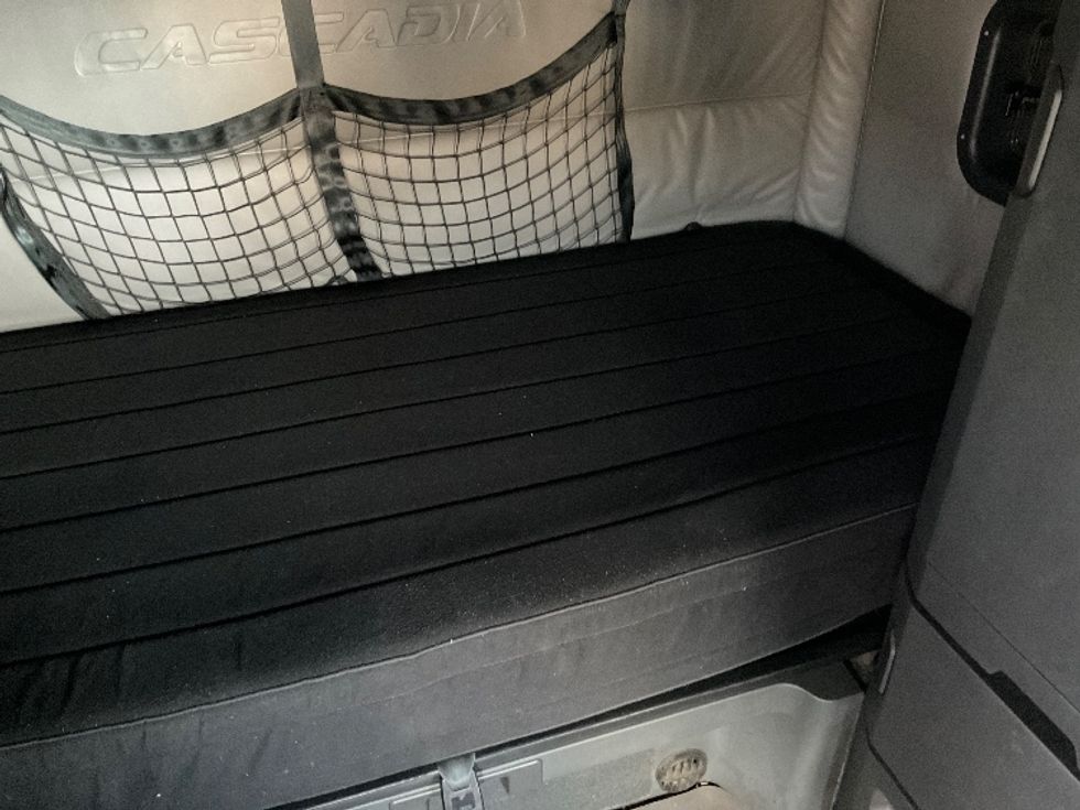 Sleeper Tractor-Heavy Duty Tractors-Freightliner-2022-T12664ST-Millville-NJ-530,802\n\t\tmiles-$ 66,000 - Image 17