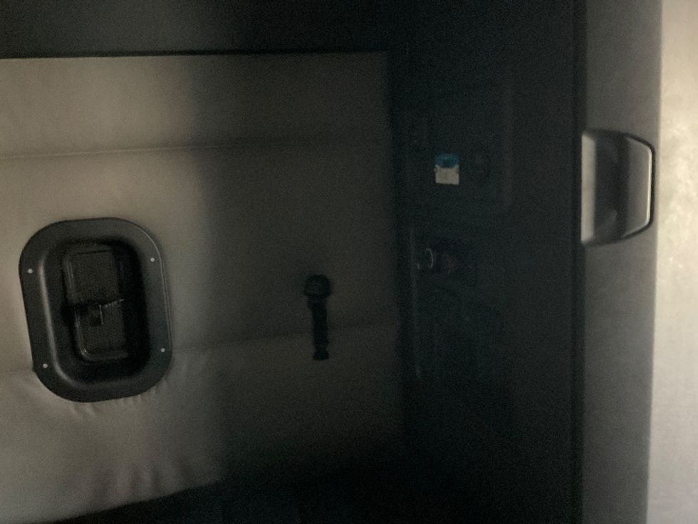 Sleeper Tractor-Heavy Duty Tractors-Freightliner-2022-T12664ST-Millville-NJ-530,802\n\t\tmiles-$ 66,000 - Image 18