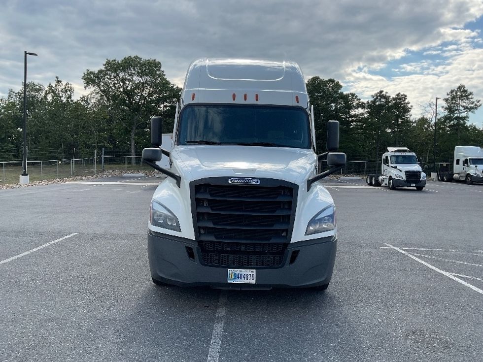 Sleeper Tractor-Heavy Duty Tractors-Freightliner-2022-T12664ST-Millville-NJ-530,802\n\t\tmiles-$ 66,000 - Image 2