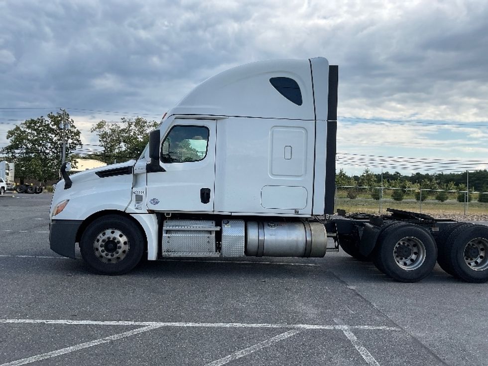 Sleeper Tractor-Heavy Duty Tractors-Freightliner-2022-T12664ST-Millville-NJ-530,802\n\t\tmiles-$ 66,000 - Image 4