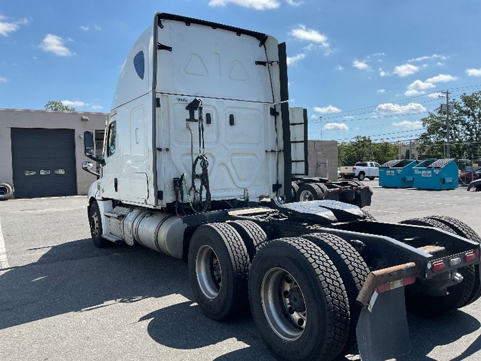 Sleeper Tractor-Heavy Duty Tractors-Freightliner-2022-T12664ST-Millville-NJ-530,802\n\t\tmiles-$ 66,000 - Image 5