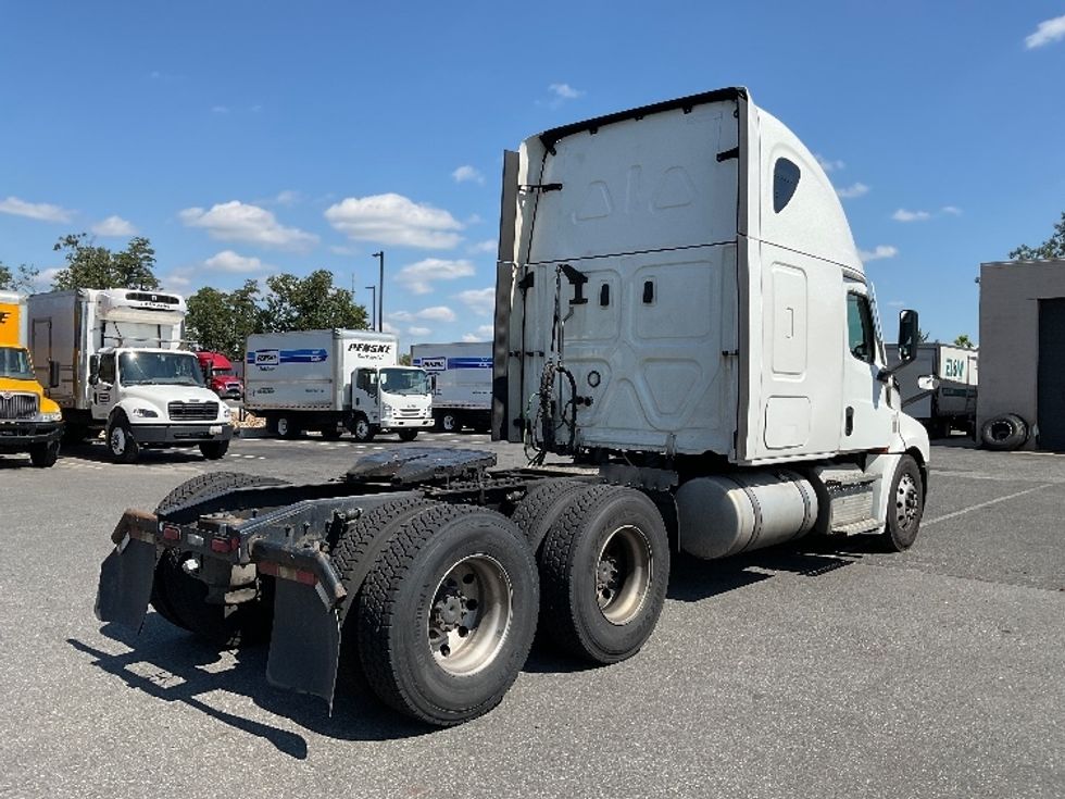Sleeper Tractor-Heavy Duty Tractors-Freightliner-2022-T12664ST-Millville-NJ-530,802\n\t\tmiles-$ 66,000 - Image 7