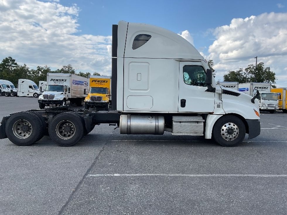 Sleeper Tractor-Heavy Duty Tractors-Freightliner-2022-T12664ST-Millville-NJ-530,802\n\t\tmiles-$ 66,000 - Image 8