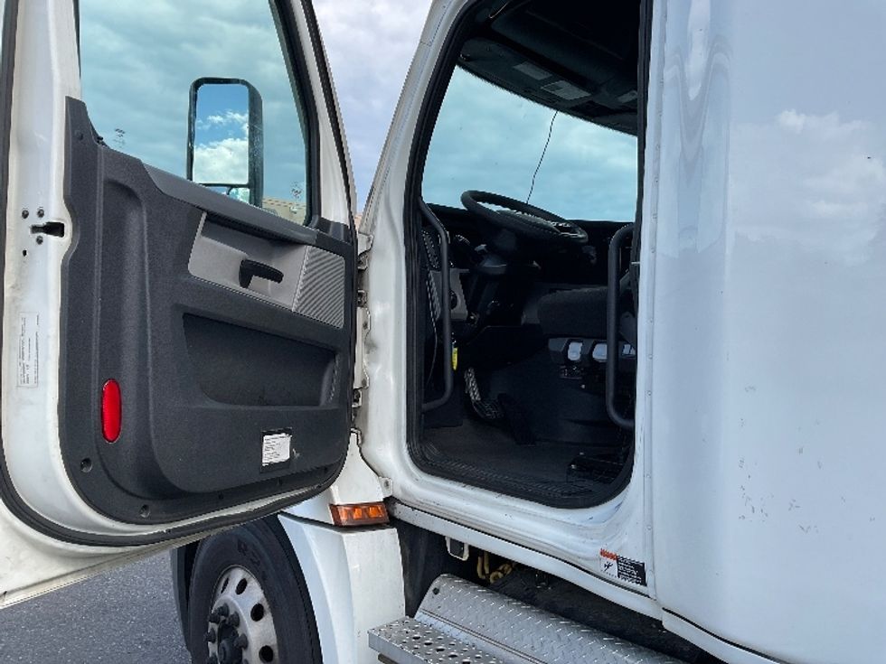 Sleeper Tractor-Heavy Duty Tractors-Freightliner-2022-T12664ST-Millville-NJ-530,802\n\t\tmiles-$ 66,000 - Image 9