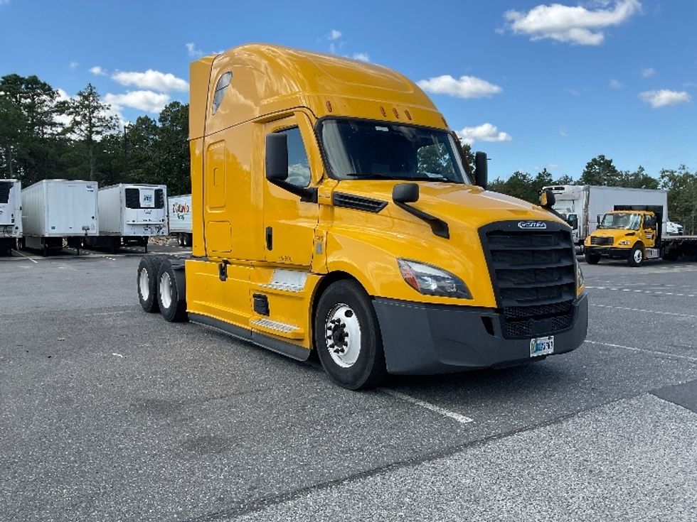 Sleeper Tractor-Heavy Duty Tractors-Freightliner-2022-T12664ST-Millville-NJ-555,311\n\t\tmiles-$ 59,250 - Image 1