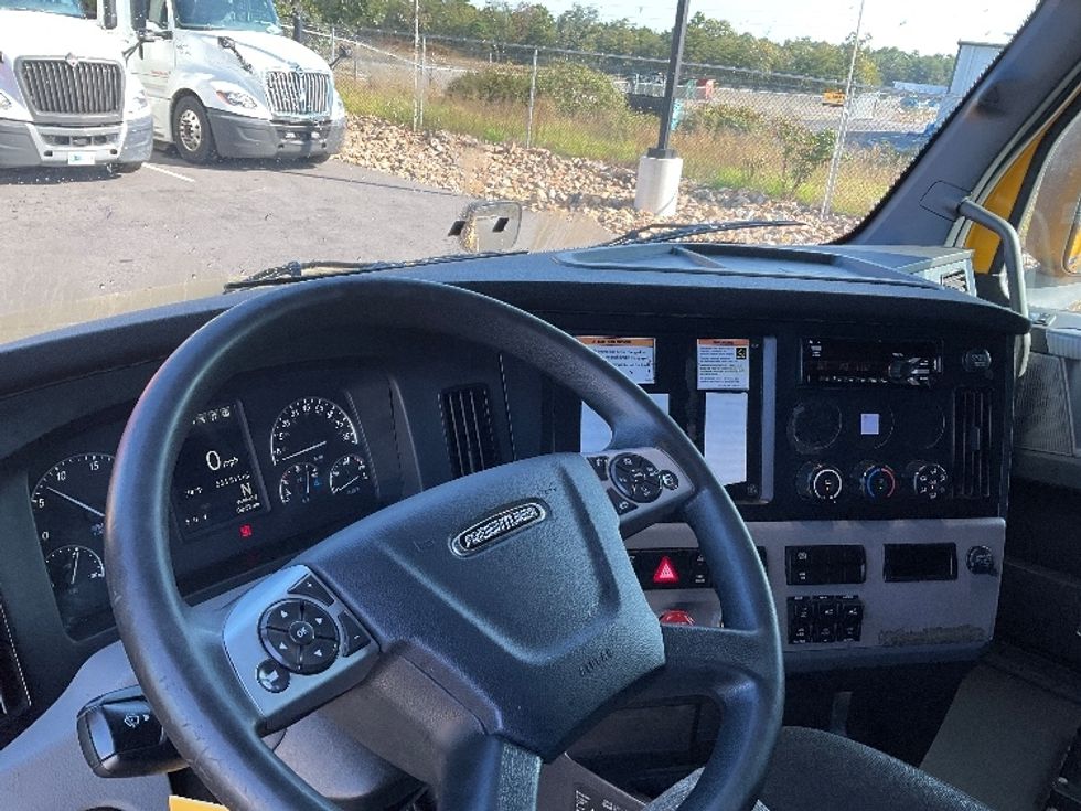Sleeper Tractor-Heavy Duty Tractors-Freightliner-2022-T12664ST-Millville-NJ-555,311\n\t\tmiles-$ 59,250 - Image 10