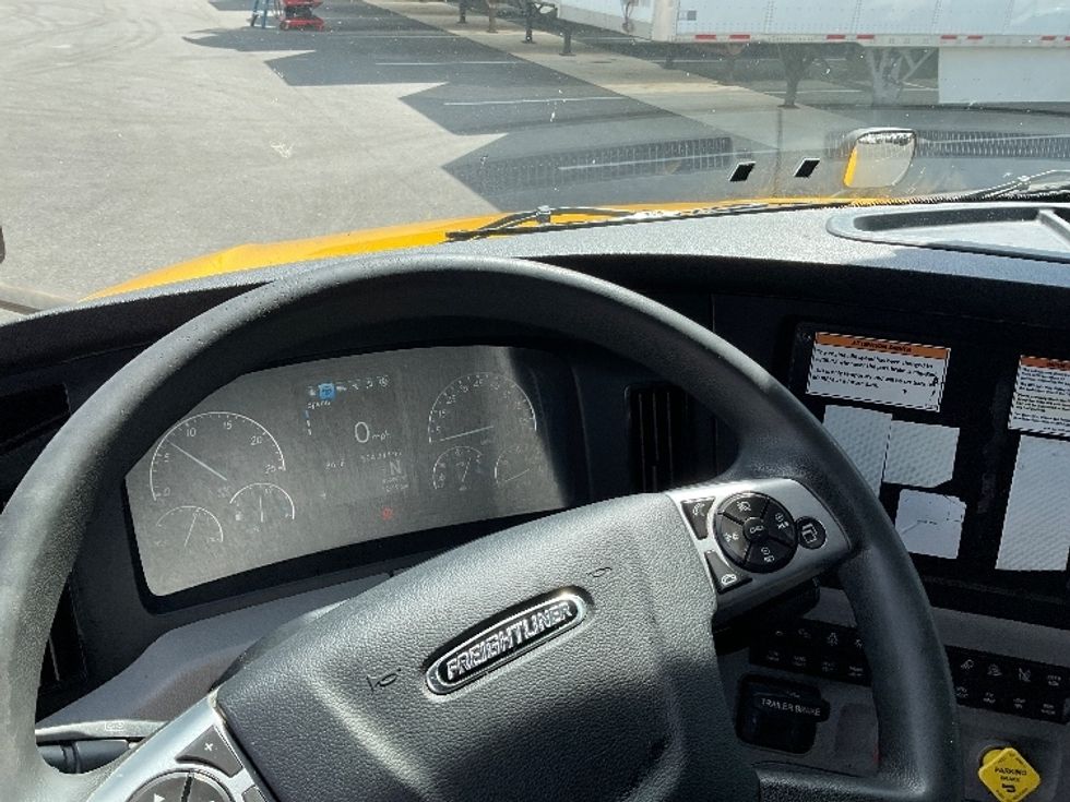 Sleeper Tractor-Heavy Duty Tractors-Freightliner-2022-T12664ST-Millville-NJ-555,311\n\t\tmiles-$ 59,250 - Image 11