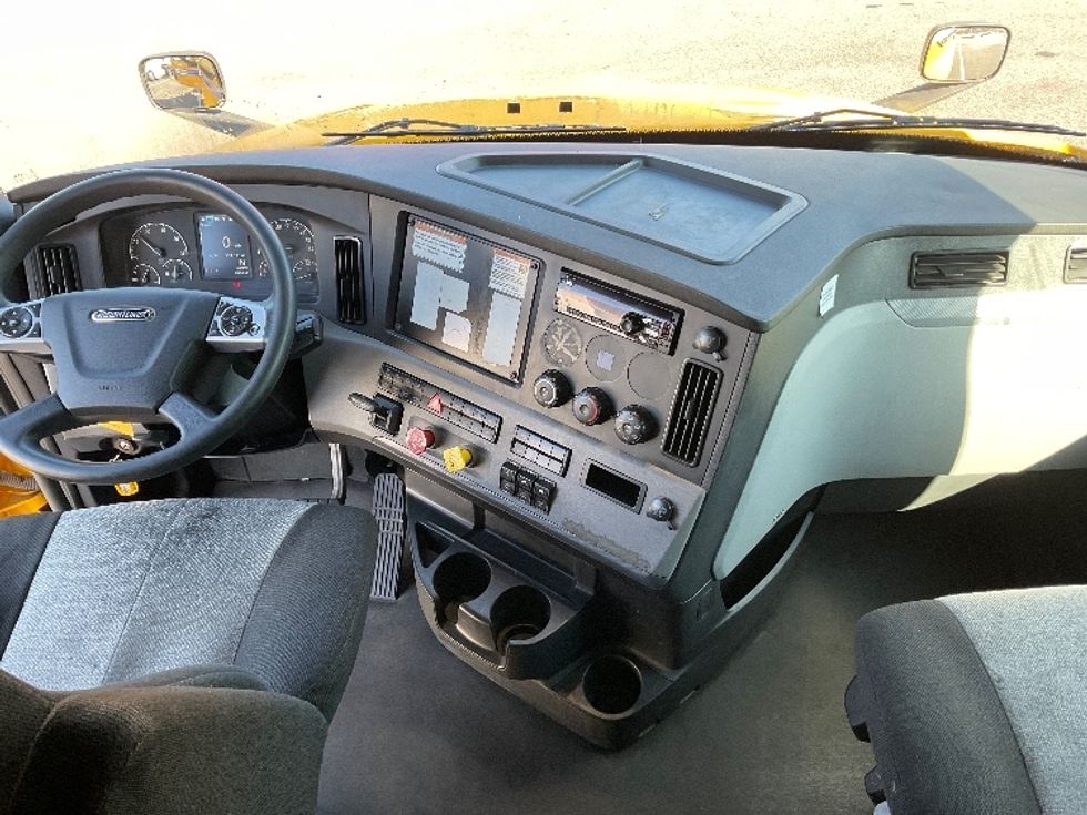 Sleeper Tractor-Heavy Duty Tractors-Freightliner-2022-T12664ST-Millville-NJ-555,311\n\t\tmiles-$ 59,250 - Image 12
