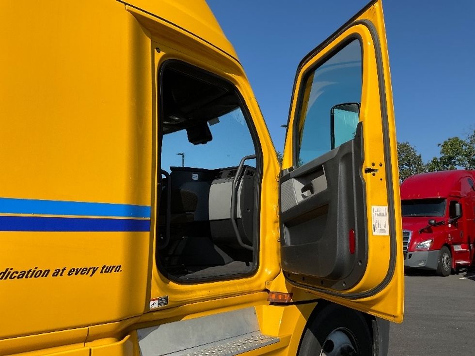 Sleeper Tractor-Heavy Duty Tractors-Freightliner-2022-T12664ST-Millville-NJ-555,311\n\t\tmiles-$ 59,250 - Image 13