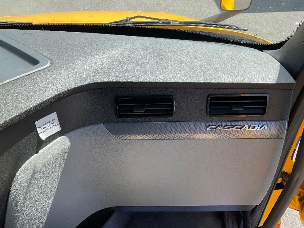 Sleeper Tractor-Heavy Duty Tractors-Freightliner-2022-T12664ST-Millville-NJ-555,311\n\t\tmiles-$ 59,250 - Image 14