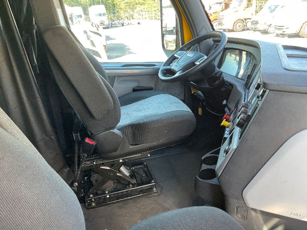 Sleeper Tractor-Heavy Duty Tractors-Freightliner-2022-T12664ST-Millville-NJ-555,311\n\t\tmiles-$ 59,250 - Image 15