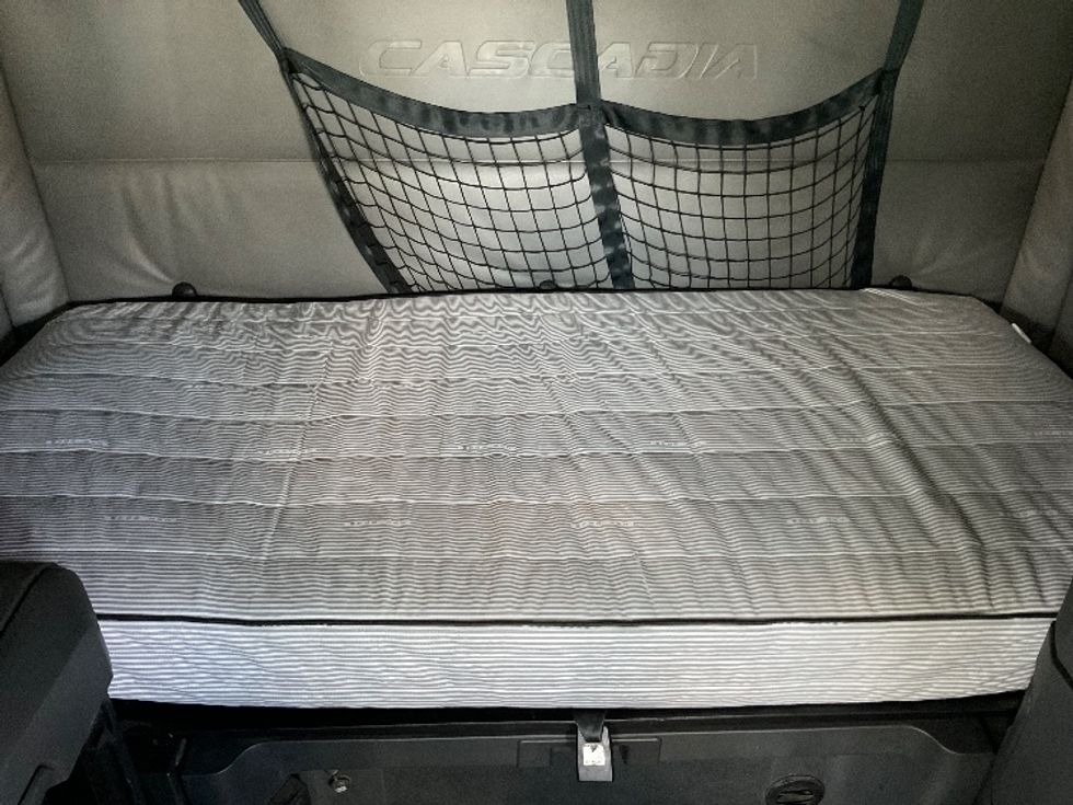 Sleeper Tractor-Heavy Duty Tractors-Freightliner-2022-T12664ST-Millville-NJ-555,311\n\t\tmiles-$ 59,250 - Image 16