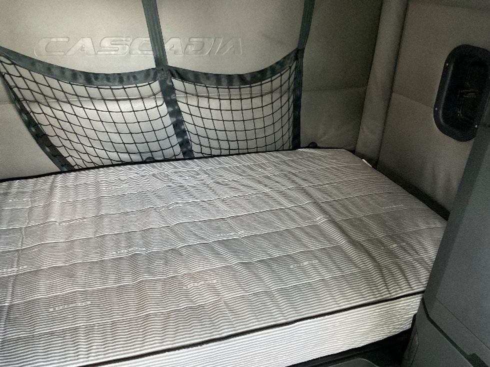 Sleeper Tractor-Heavy Duty Tractors-Freightliner-2022-T12664ST-Millville-NJ-555,311\n\t\tmiles-$ 59,250 - Image 17