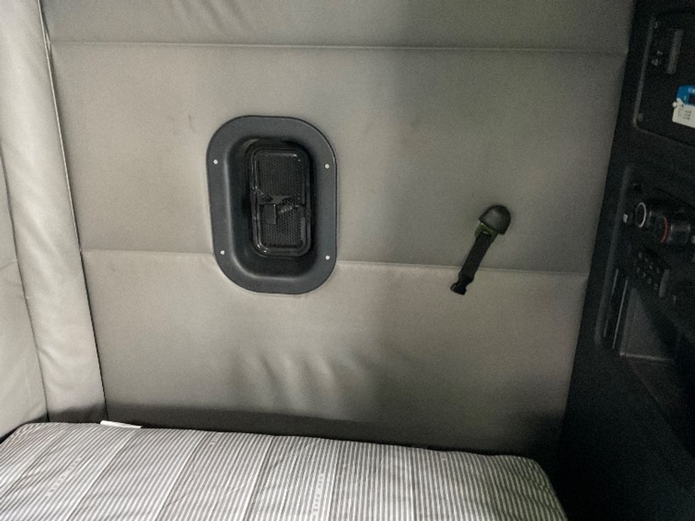 Sleeper Tractor-Heavy Duty Tractors-Freightliner-2022-T12664ST-Millville-NJ-555,311\n\t\tmiles-$ 59,250 - Image 18