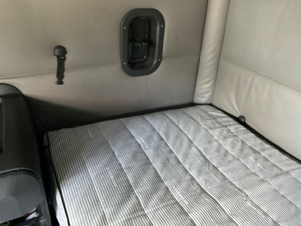 Sleeper Tractor-Heavy Duty Tractors-Freightliner-2022-T12664ST-Millville-NJ-555,311\n\t\tmiles-$ 59,250 - Image 19