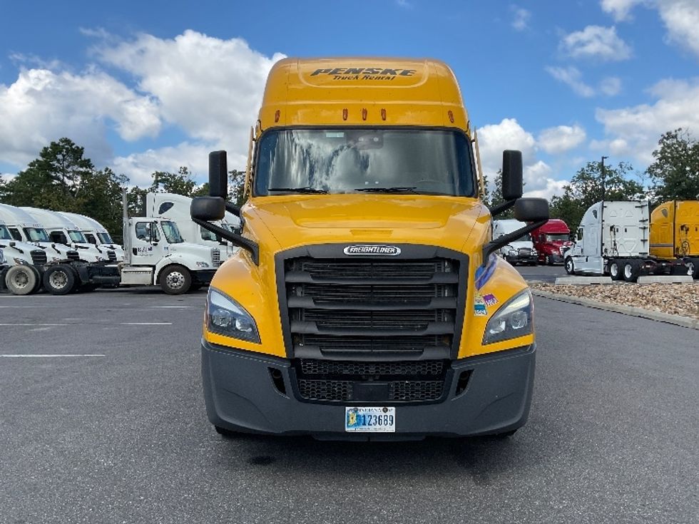 Sleeper Tractor-Heavy Duty Tractors-Freightliner-2022-T12664ST-Millville-NJ-555,311\n\t\tmiles-$ 59,250 - Image 2
