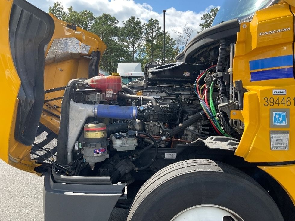 Sleeper Tractor-Heavy Duty Tractors-Freightliner-2022-T12664ST-Millville-NJ-555,311\n\t\tmiles-$ 59,250 - Image 21