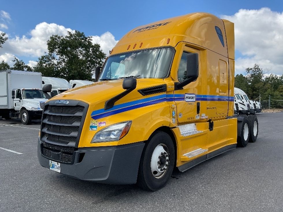 Sleeper Tractor-Heavy Duty Tractors-Freightliner-2022-T12664ST-Millville-NJ-555,311\n\t\tmiles-$ 59,250 - Image 3