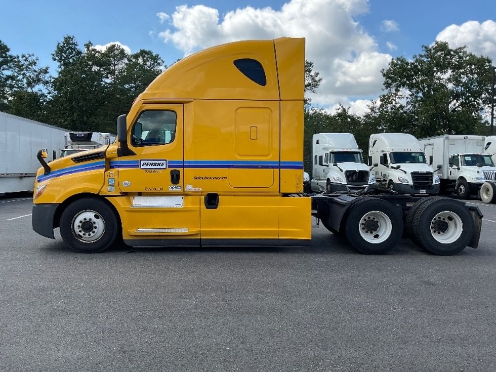 Sleeper Tractor-Heavy Duty Tractors-Freightliner-2022-T12664ST-Millville-NJ-555,311\n\t\tmiles-$ 59,250 - Image 4