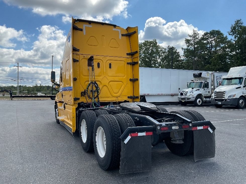 Sleeper Tractor-Heavy Duty Tractors-Freightliner-2022-T12664ST-Millville-NJ-555,311\n\t\tmiles-$ 59,250 - Image 5