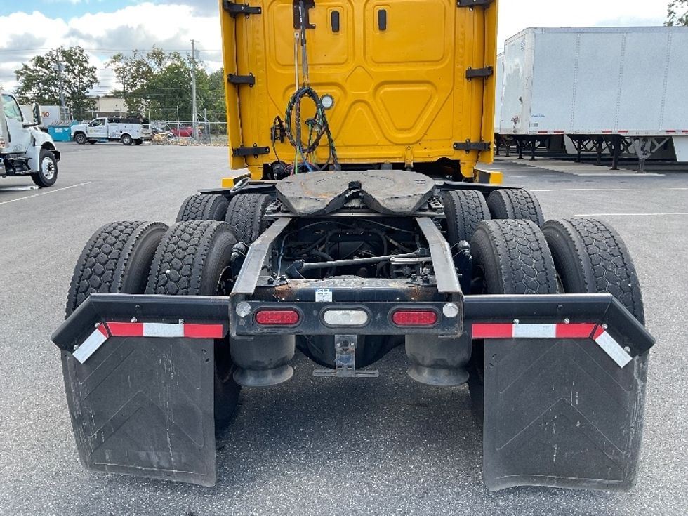 Sleeper Tractor-Heavy Duty Tractors-Freightliner-2022-T12664ST-Millville-NJ-555,311\n\t\tmiles-$ 59,250 - Image 6