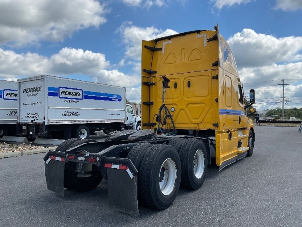 Sleeper Tractor-Heavy Duty Tractors-Freightliner-2022-T12664ST-Millville-NJ-555,311\n\t\tmiles-$ 59,250 - Image 7