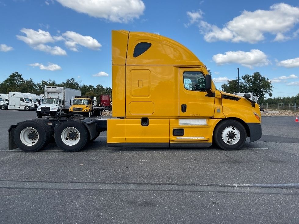 Sleeper Tractor-Heavy Duty Tractors-Freightliner-2022-T12664ST-Millville-NJ-555,311\n\t\tmiles-$ 59,250 - Image 8