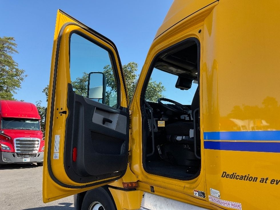 Sleeper Tractor-Heavy Duty Tractors-Freightliner-2022-T12664ST-Millville-NJ-555,311\n\t\tmiles-$ 59,250 - Image 9