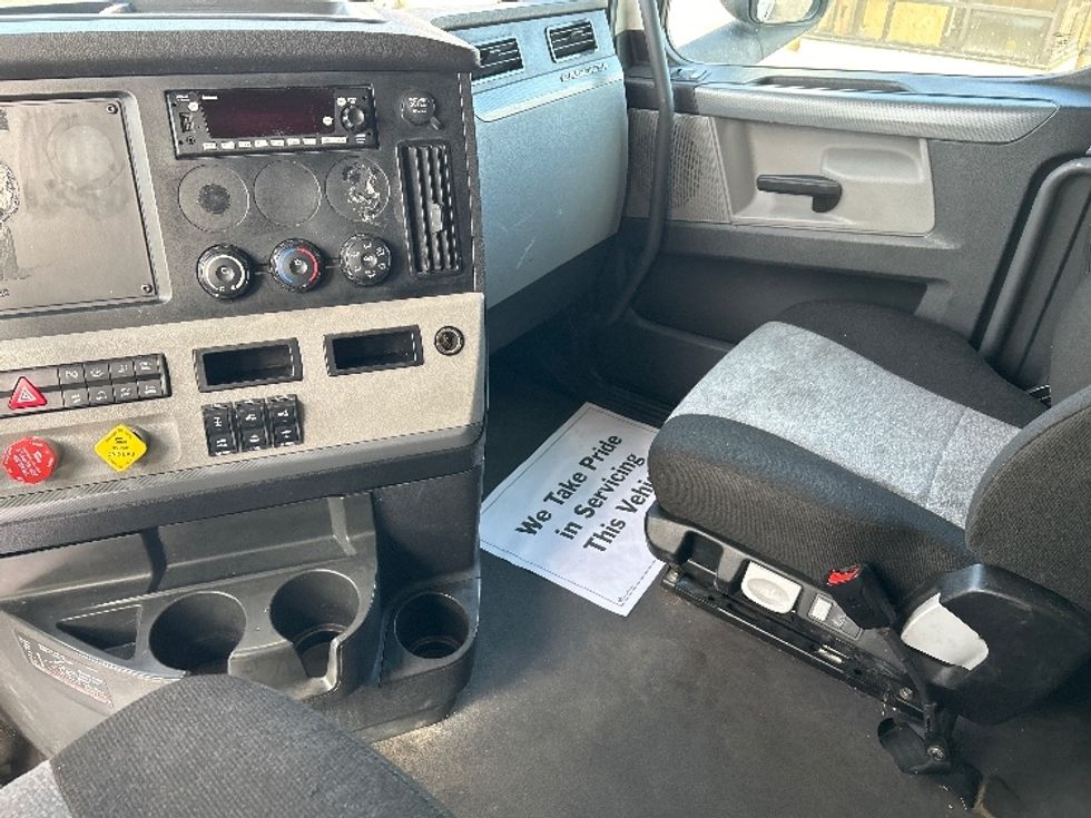 Sleeper Tractor-Heavy Duty Tractors-Freightliner-2022-T12664ST-Milwaukee-WI-430,992\n\t\tmiles-$ 74,250 - Image 12