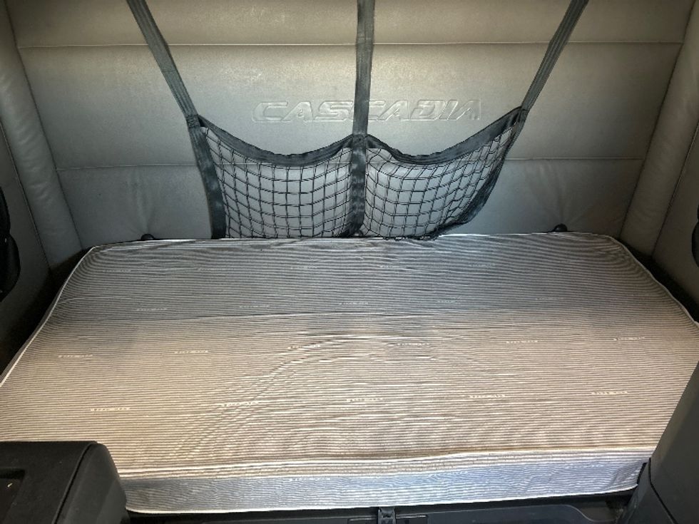 Sleeper Tractor-Heavy Duty Tractors-Freightliner-2022-T12664ST-Milwaukee-WI-430,992\n\t\tmiles-$ 74,250 - Image 17