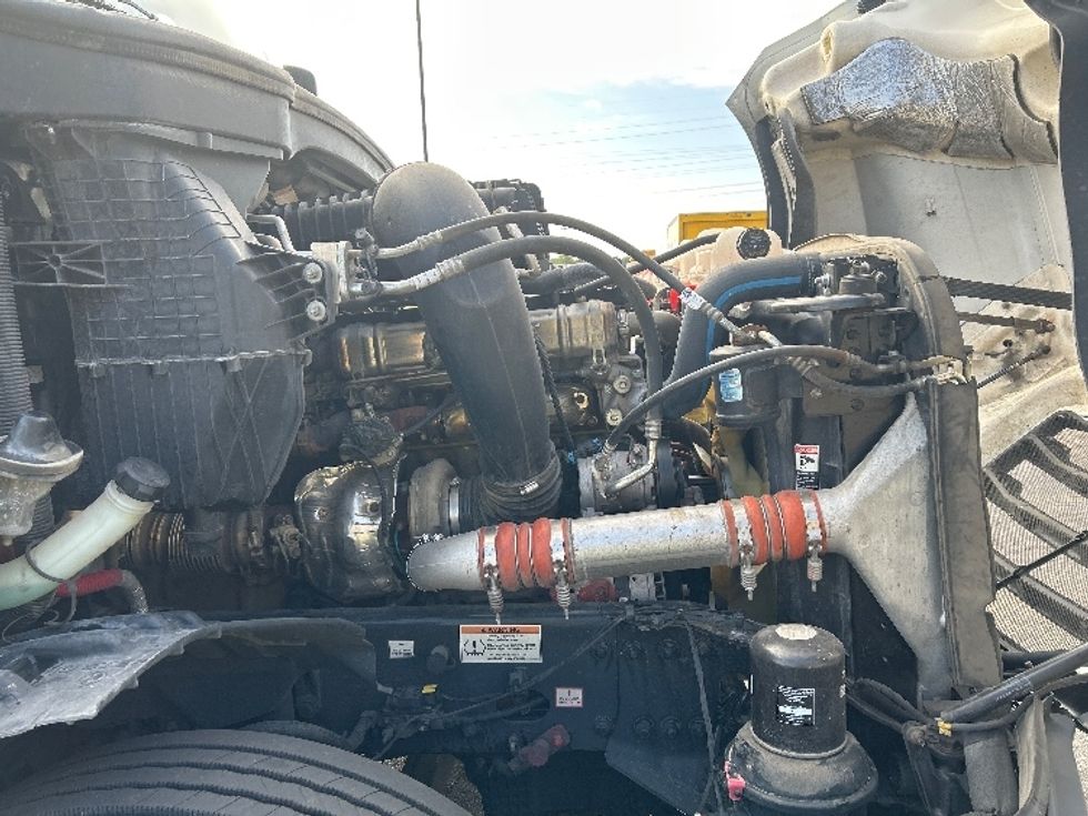 Sleeper Tractor-Heavy Duty Tractors-Freightliner-2022-T12664ST-Milwaukee-WI-430,992\n\t\tmiles-$ 74,250 - Image 20