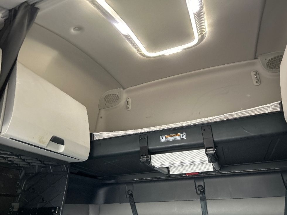 Sleeper Tractor-Heavy Duty Tractors-Freightliner-2022-T12664ST-Milwaukee-WI-430,992\n\t\tmiles-$ 74,250 - Image 22