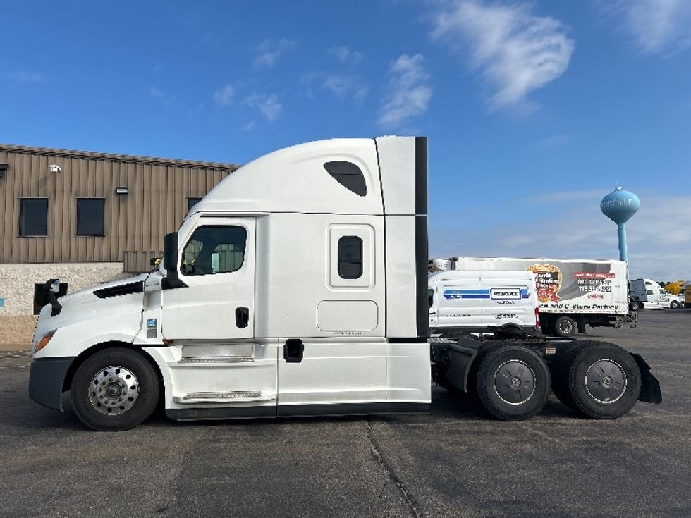 Sleeper Tractor-Heavy Duty Tractors-Freightliner-2022-T12664ST-Milwaukee-WI-430,992\n\t\tmiles-$ 74,250 - Image 4