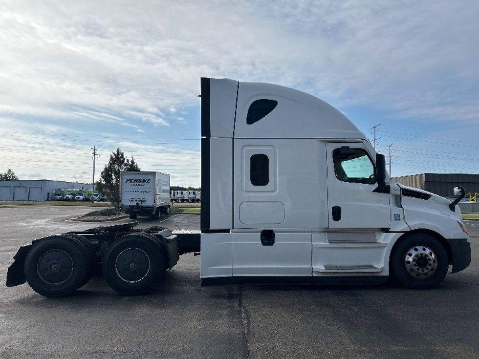 Sleeper Tractor-Heavy Duty Tractors-Freightliner-2022-T12664ST-Milwaukee-WI-430,992\n\t\tmiles-$ 74,250 - Image 8