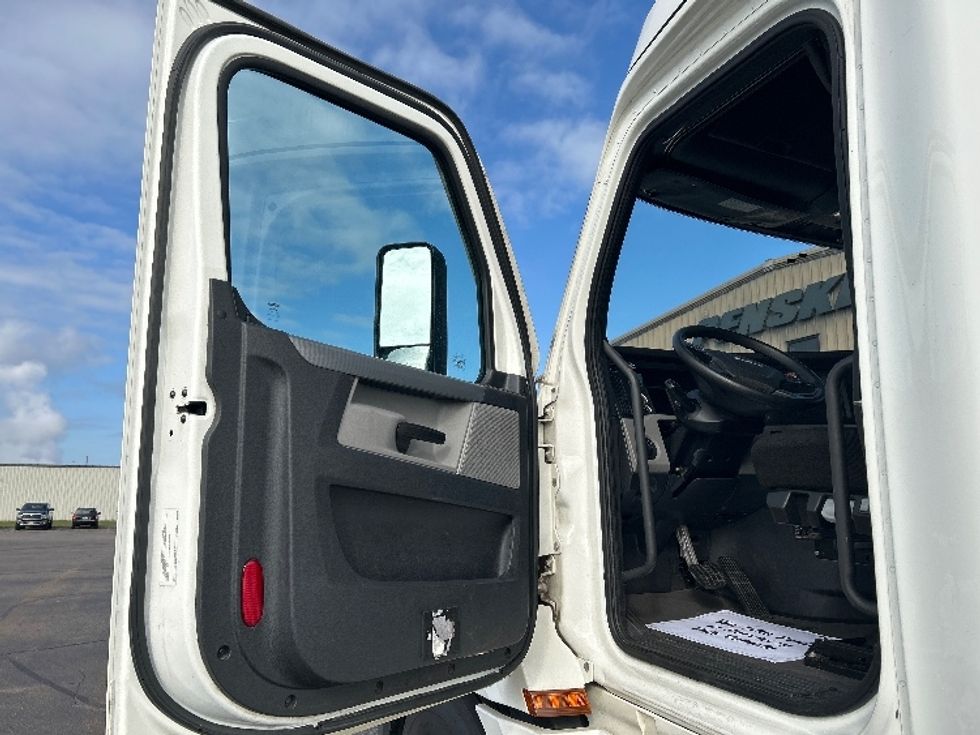 Sleeper Tractor-Heavy Duty Tractors-Freightliner-2022-T12664ST-Milwaukee-WI-430,992\n\t\tmiles-$ 74,250 - Image 9