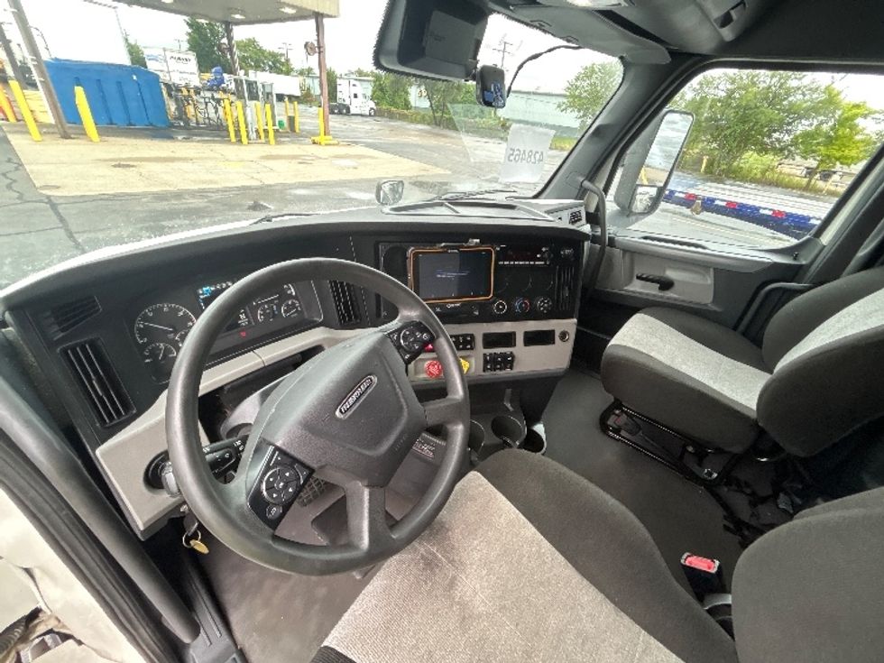 Sleeper Tractor-Heavy Duty Tractors-Freightliner-2022-T12664ST-Milwaukee-WI-451,063\n\t\tmiles-$ 81,750 - Image 10