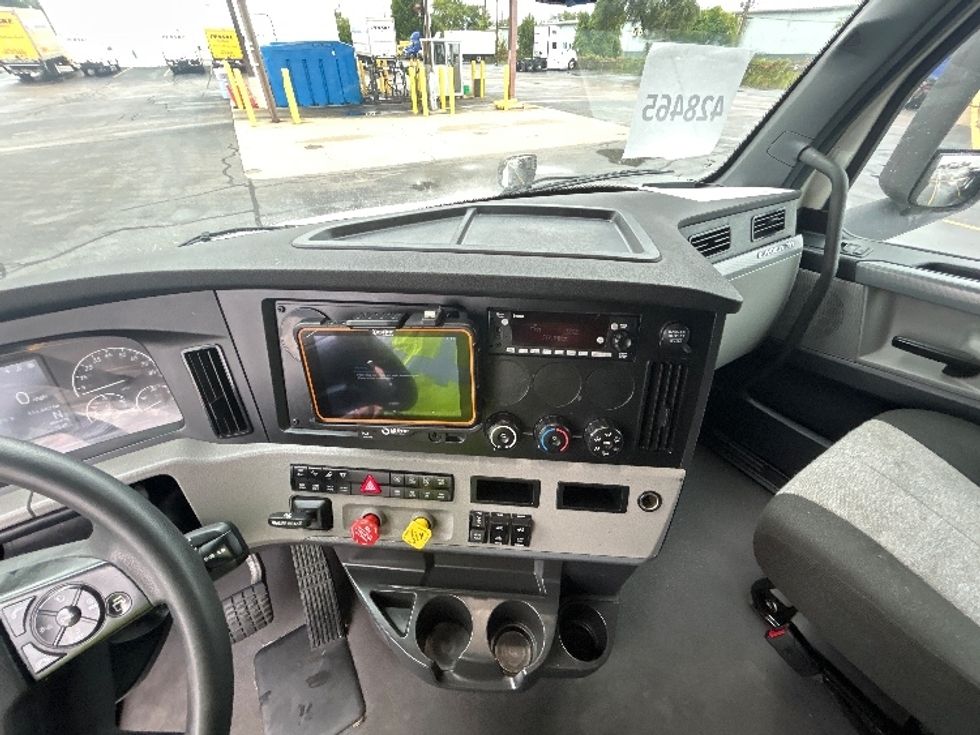 Sleeper Tractor-Heavy Duty Tractors-Freightliner-2022-T12664ST-Milwaukee-WI-451,063\n\t\tmiles-$ 81,750 - Image 11