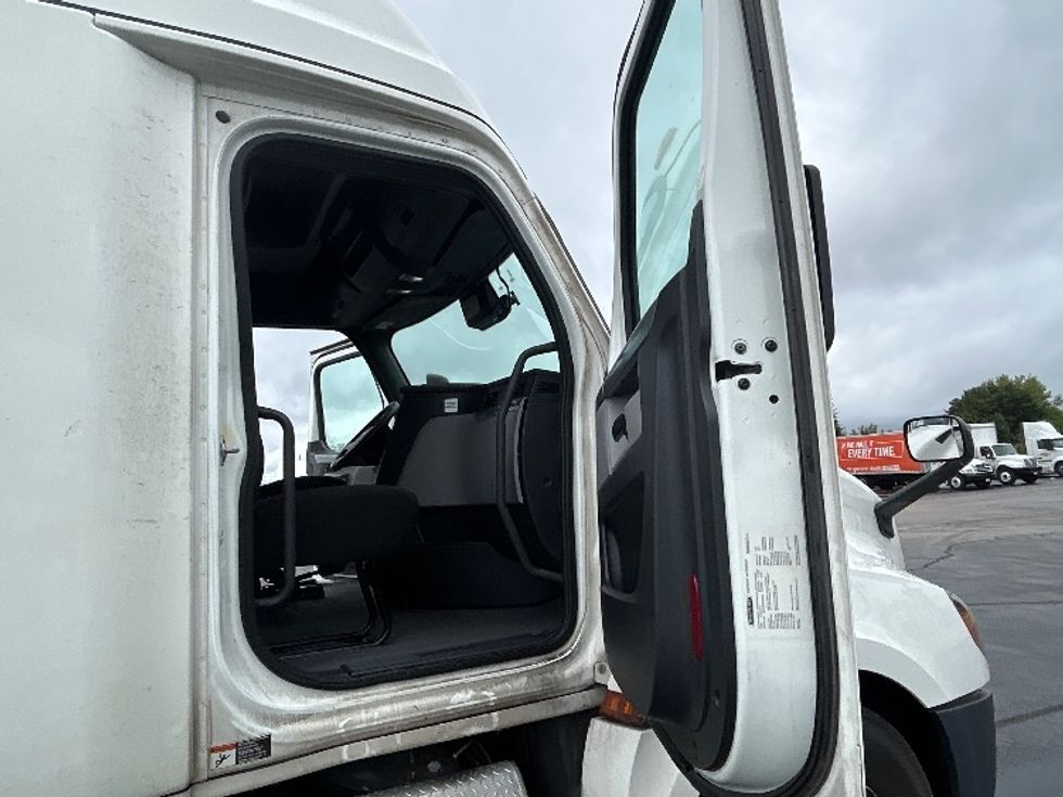 Sleeper Tractor-Heavy Duty Tractors-Freightliner-2022-T12664ST-Milwaukee-WI-451,063\n\t\tmiles-$ 81,750 - Image 13