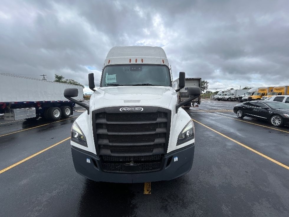 Sleeper Tractor-Heavy Duty Tractors-Freightliner-2022-T12664ST-Milwaukee-WI-451,063\n\t\tmiles-$ 81,750 - Image 2