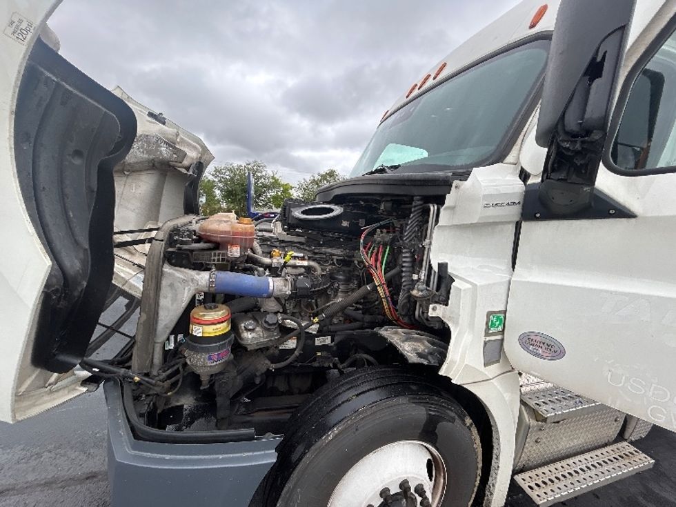 Sleeper Tractor-Heavy Duty Tractors-Freightliner-2022-T12664ST-Milwaukee-WI-451,063\n\t\tmiles-$ 81,750 - Image 21