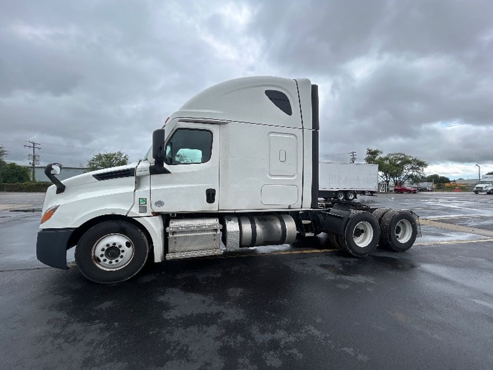 Sleeper Tractor-Heavy Duty Tractors-Freightliner-2022-T12664ST-Milwaukee-WI-451,063\n\t\tmiles-$ 81,750 - Image 4