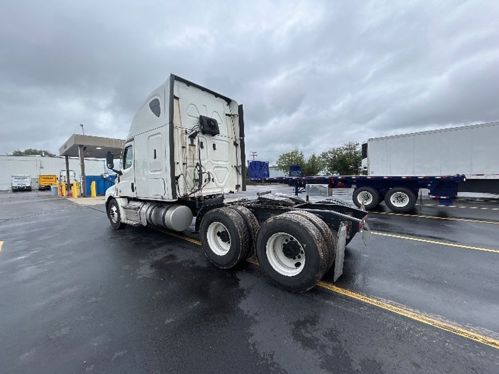 Sleeper Tractor-Heavy Duty Tractors-Freightliner-2022-T12664ST-Milwaukee-WI-451,063\n\t\tmiles-$ 81,750 - Image 5