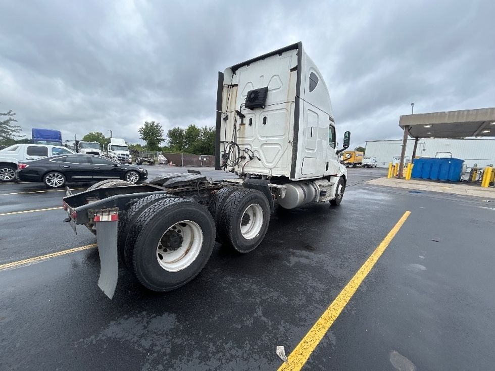 Sleeper Tractor-Heavy Duty Tractors-Freightliner-2022-T12664ST-Milwaukee-WI-451,063\n\t\tmiles-$ 81,750 - Image 7