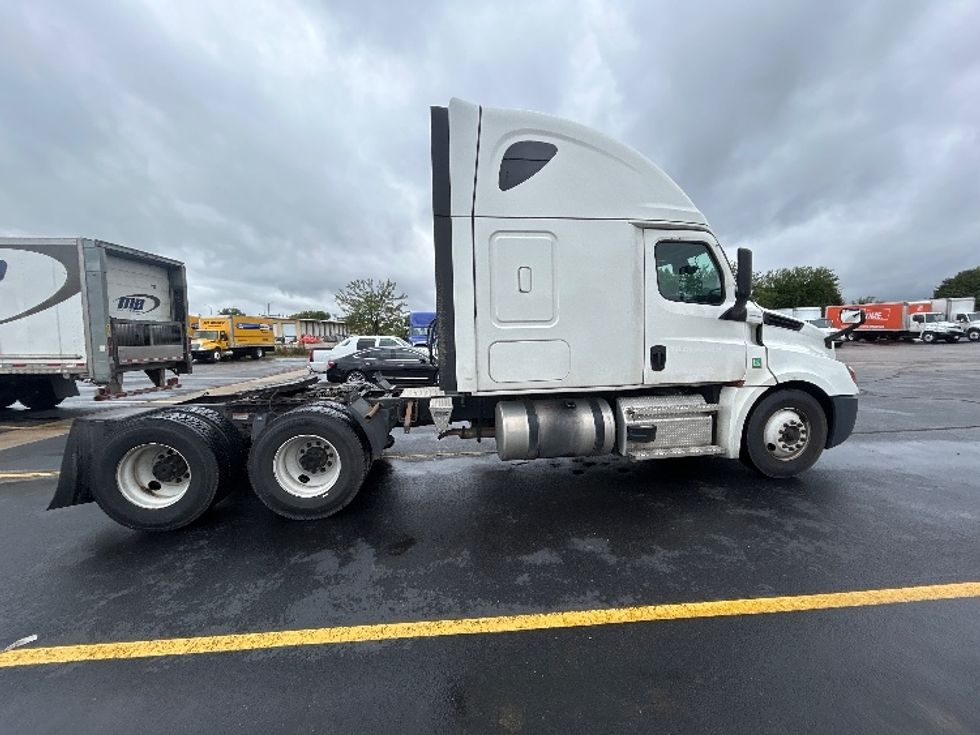 Sleeper Tractor-Heavy Duty Tractors-Freightliner-2022-T12664ST-Milwaukee-WI-451,063\n\t\tmiles-$ 81,750 - Image 8