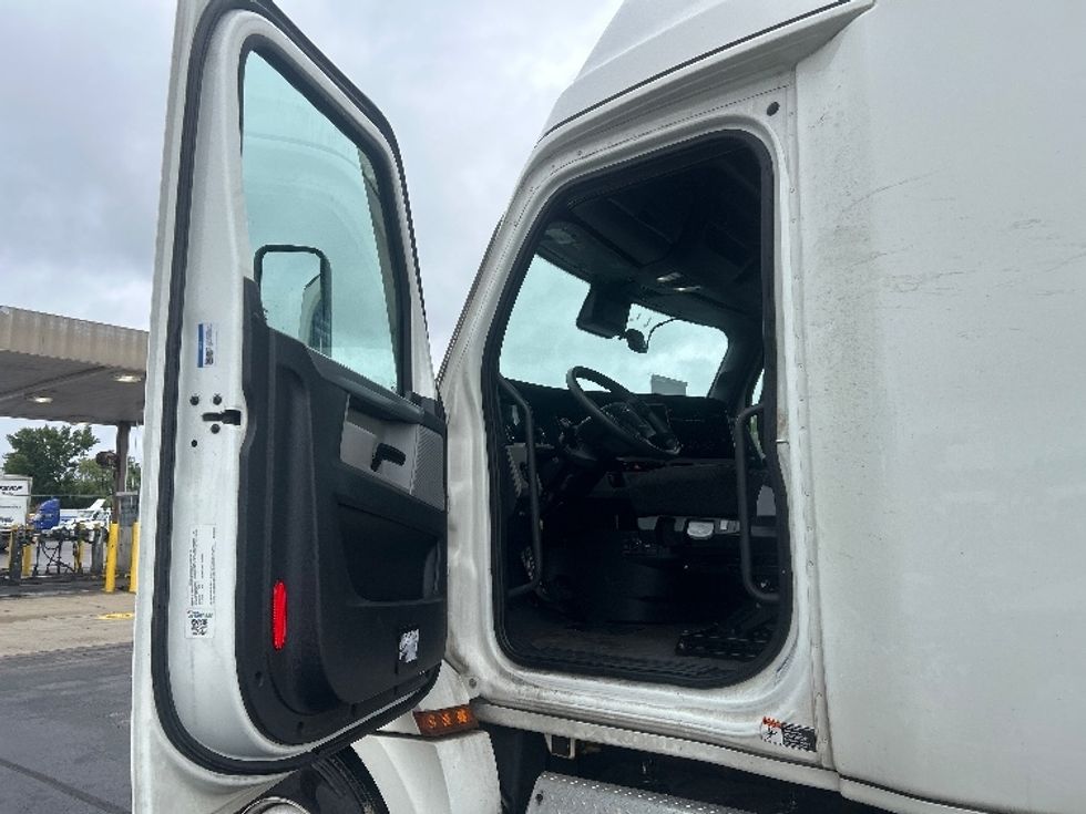 Sleeper Tractor-Heavy Duty Tractors-Freightliner-2022-T12664ST-Milwaukee-WI-451,063\n\t\tmiles-$ 81,750 - Image 9