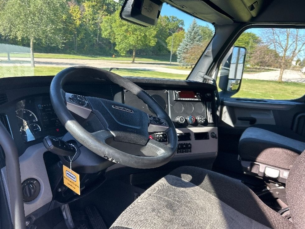 Sleeper Tractor-Heavy Duty Tractors-Freightliner-2022-T12664ST-Milwaukee-WI-458,684\n\t\tmiles-$ 72,500 - Image 10