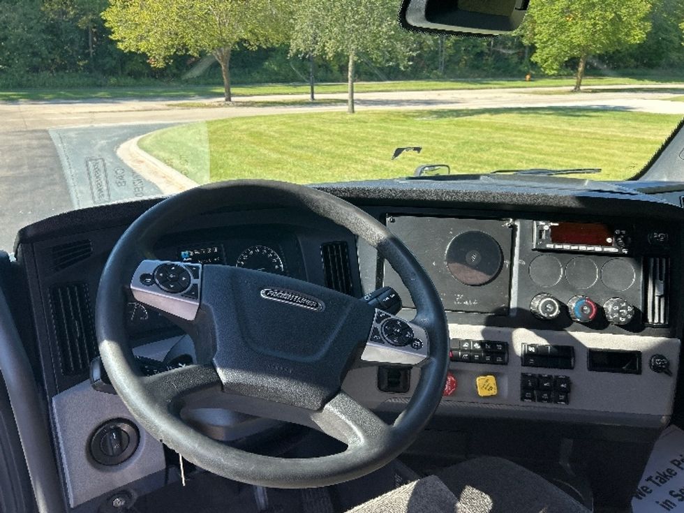 Sleeper Tractor-Heavy Duty Tractors-Freightliner-2022-T12664ST-Milwaukee-WI-458,684\n\t\tmiles-$ 72,500 - Image 11