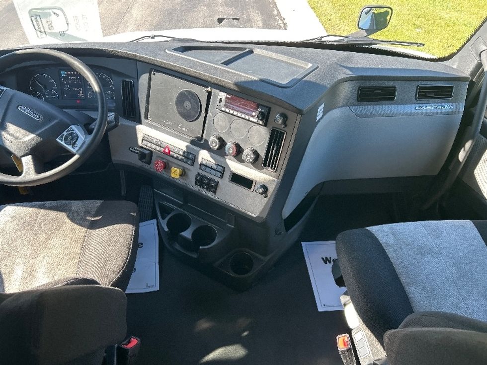 Sleeper Tractor-Heavy Duty Tractors-Freightliner-2022-T12664ST-Milwaukee-WI-458,684\n\t\tmiles-$ 72,500 - Image 12