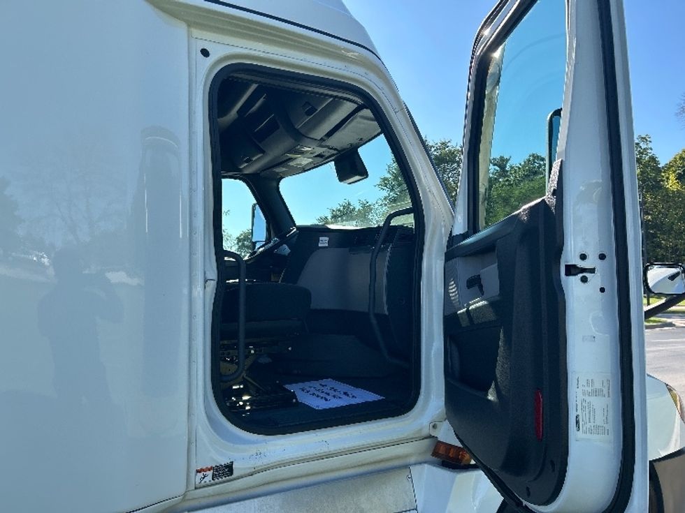 Sleeper Tractor-Heavy Duty Tractors-Freightliner-2022-T12664ST-Milwaukee-WI-458,684\n\t\tmiles-$ 72,500 - Image 13